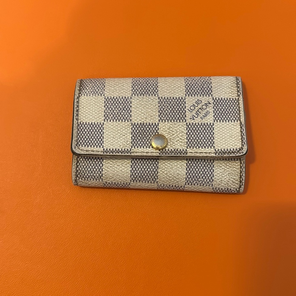 Lv 6 key holder